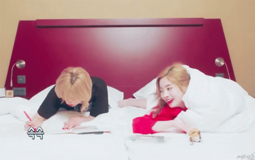 다현 정연 이불속 이불 웃음 침대 트와이스 GIF - Dahyun Jeongyeon In Bed GIFs