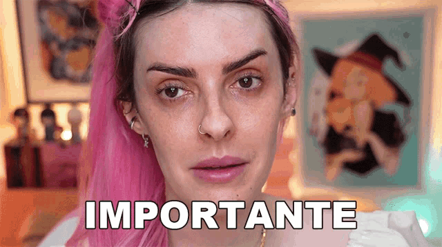 a woman with pink hair says importante in front of a picture