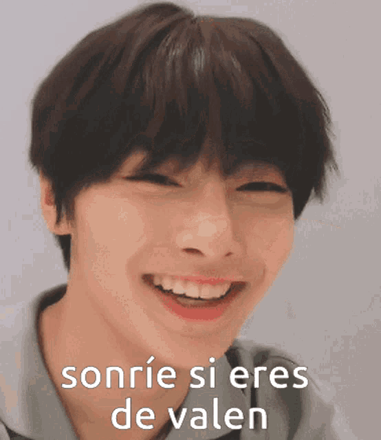 a close up of a person 's face with the words sonrie si eres de valen above it