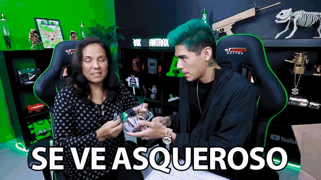 a man with green hair is talking to a woman in a room with the words se ve asqueroso on the screen