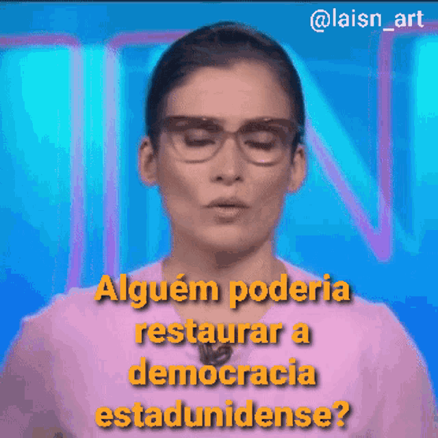 a woman wearing glasses and a pink shirt says alguem poderia restaurar a democracia estadunidense