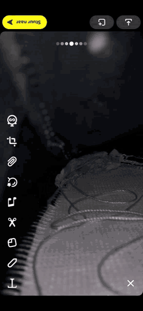 a screenshot of a snapchat app with a yellow button that says stuur naar on it