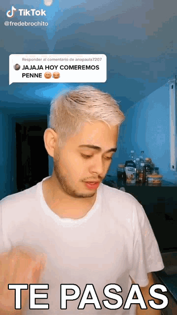 a man in a white shirt says " te pasas " in a speech bubble