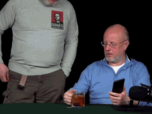 a man wearing a shirt with a picture of a man and the word " полный " on it