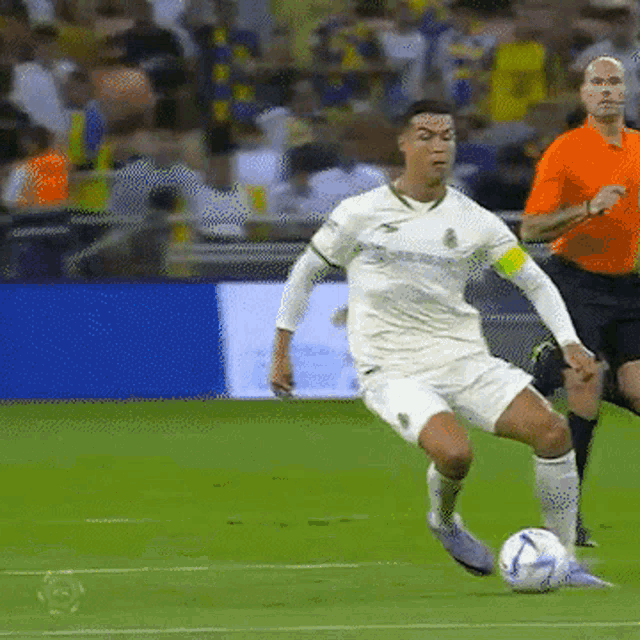 Ronaldo Al Nassr Nutmeg GIF - Ronaldo Al Nassr Nutmeg Tarek Hamed GIFs