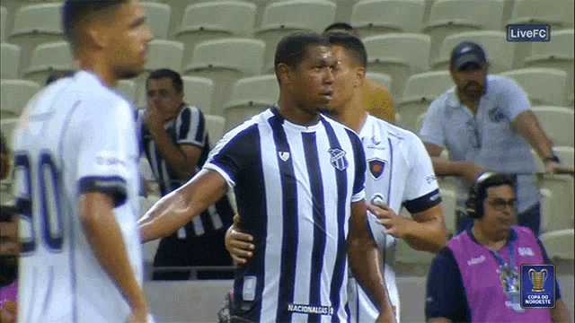 Look At This Cearávs Botafogo GIF - Look At This Cearávs Botafogo Pointing GIFs