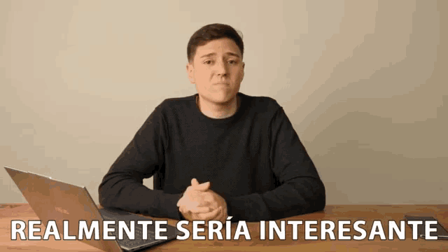 a man is sitting at a desk with a laptop and the words realmente seria interesante behind him