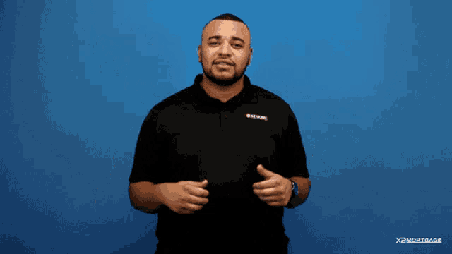 a man giving two thumbs up in front of a blue background with the word soun on it