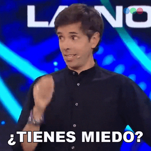 a man in a black shirt says tienes miedo in spanish