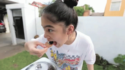 Eating Niana Guerrero GIF - Eating Niana Guerrero Ranz And Niana GIFs