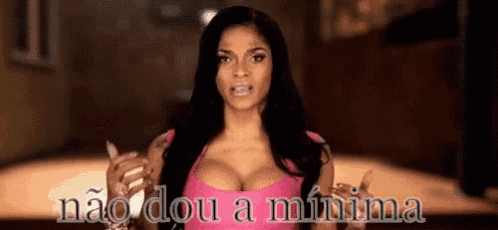 a woman in a pink top with the words " não dou a minima " above her