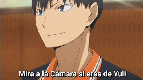 a close up of a man with the words mira a la camara si eres de yuji written below him