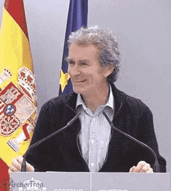 a man is giving a speech at a podium that says ministerio
