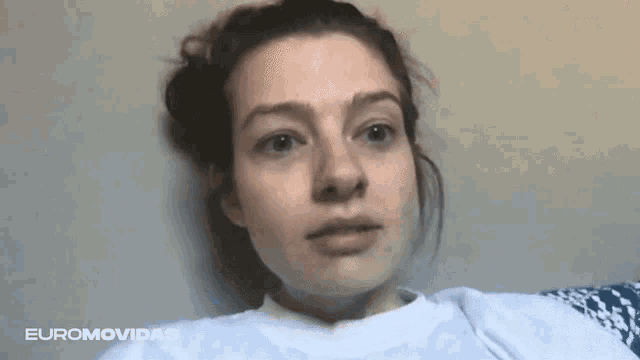 a close up of a woman 's face with euromovidas written on the bottom right