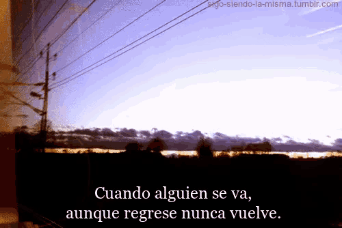 cuando alguien se va aunque regrese nunca vuelve is written in white letters on a black background