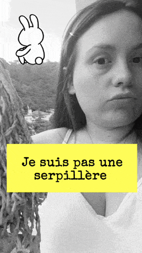 a black and white photo of a woman with a yellow sign that says je suis pas une serpillere
