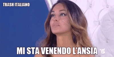 a woman is sitting on a bed with a caption that says trash italiano mi sta venendo l ' ansia .