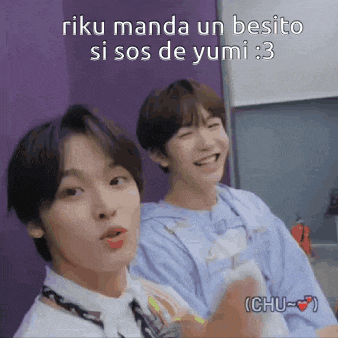 a couple of young men sitting next to each other with a caption that says riku manda un besito si sos de yumi