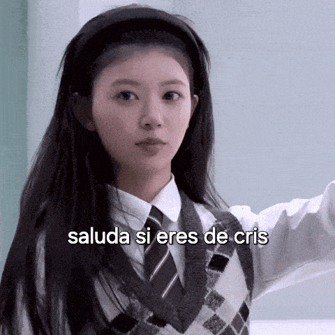 a girl wearing a headband and a vest with the words saluda si eres de cris below her