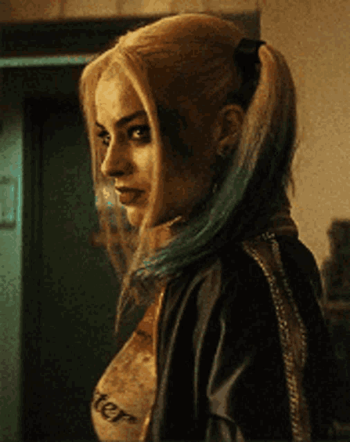 harley quinn from suicide squad is wearing a ponytail