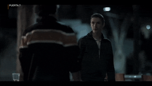 a screen shot from puerta 7 shows a man talking to another man in spanish