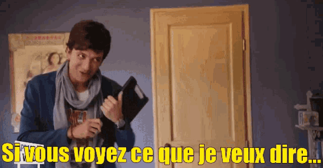 a man holding a book in front of a door with the words si vous voyez ce que je veux dire below him