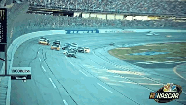 a group of cars are racing on a track with a sign that says 1000 bulbs