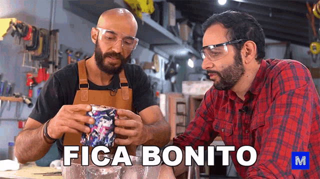 two men wearing goggles and aprons are looking at a cup and the words fica bonito are visible