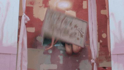 a person is holding a piece of paper that says ' i 'm sorry ' on it