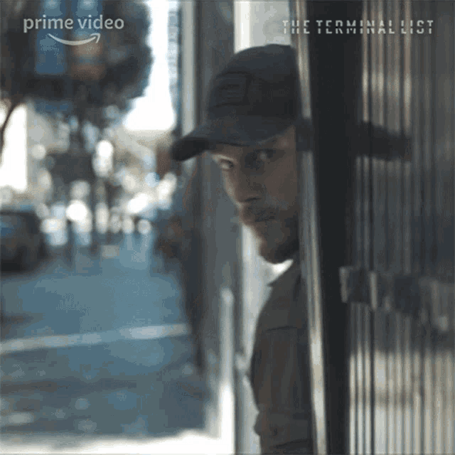 Peeking James Reece GIF - Peeking James Reece Chris Pratt GIFs