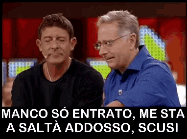 two men are sitting next to each other with the words marco so entrato me sta a salta addosso scusi on the bottom