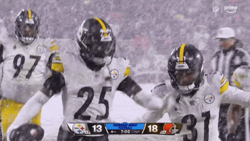 a football game between the steelers and the cleveland browns is being played in the snow