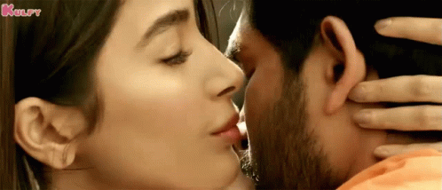 Kiss Pooja Hegde GIF - Kiss Pooja Hegde Allu Arjun GIFs