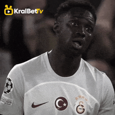 a soccer player wearing a shirt that says kralbetv on the bottom