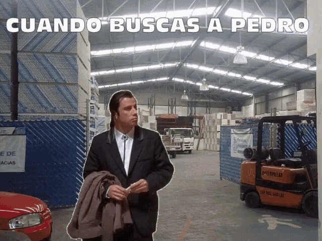 a man in a suit is standing in a warehouse with the words cuando buscas a pedro written above him