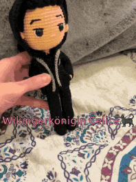 a person is holding a crocheted doll with the name wikingerkonigin celice on the bottom