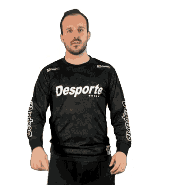 a man is wearing a black shirt that says esporte