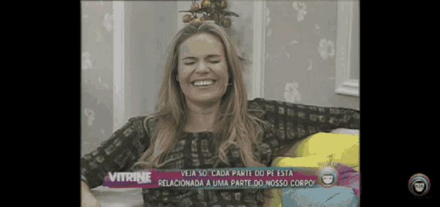 a woman is on a tv show called vitrine and is smiling