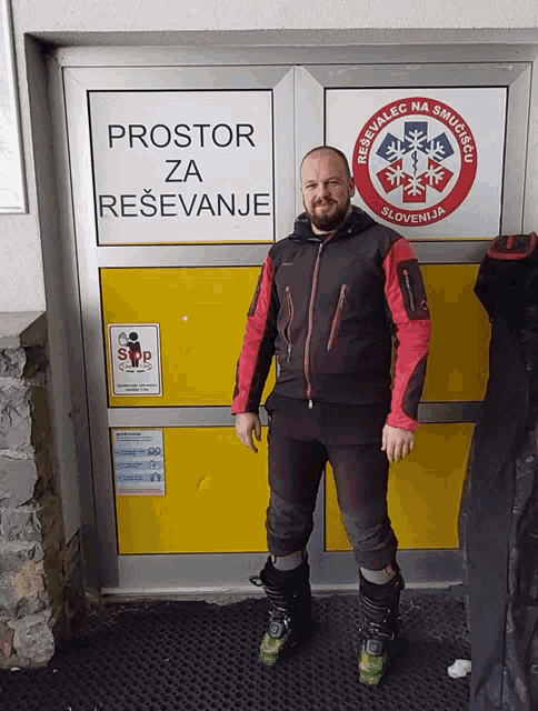 a man standing in front of a door that says prostor za reševanje