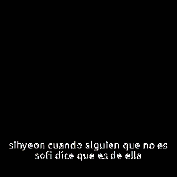 a woman in a pink shirt is laughing with the words sihyeon cuando alguien que no es sofi dice que es de ella