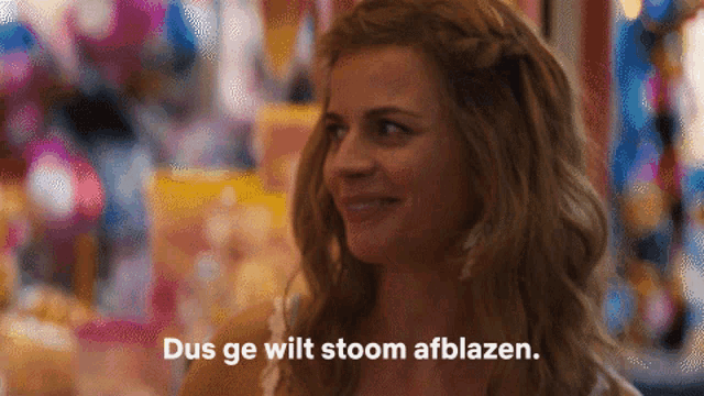 a woman is smiling with the words dus ge wilt stoom afblazen written below her