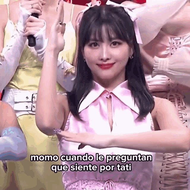 momo cuando le preguntan que siente por tati is written on a screen