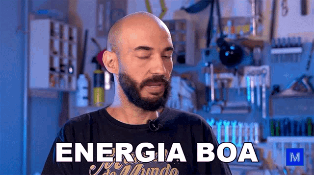 a bald man with a beard wears a black shirt that says energia boa