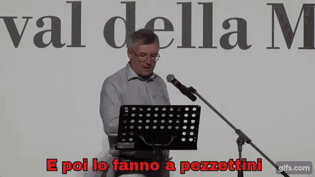 a man stands in front of a sign that says val della m.