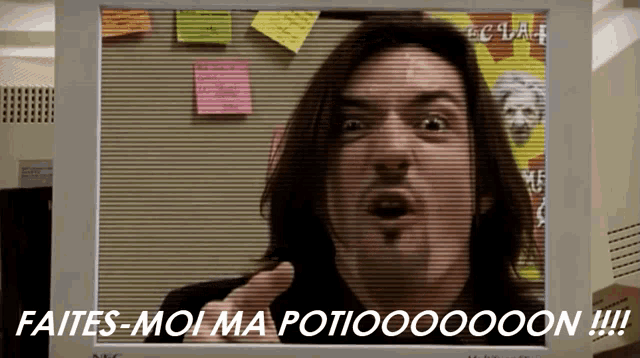 a computer monitor shows a man with a surprised look on his face and the words faites-moi ma potiooooon !!!