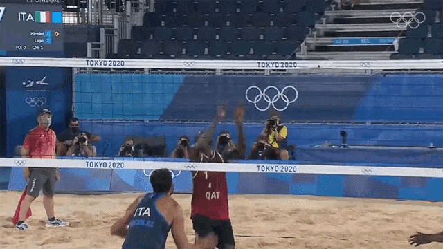 a beach volleyball game between italy and qatar