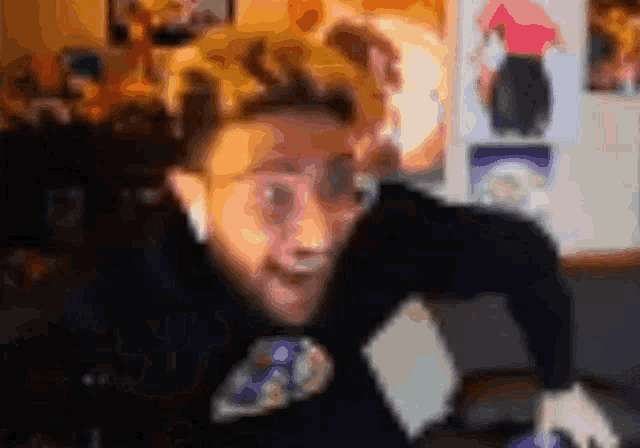 a blurry picture of a man wearing a black shirt that says ' sd ' on the front