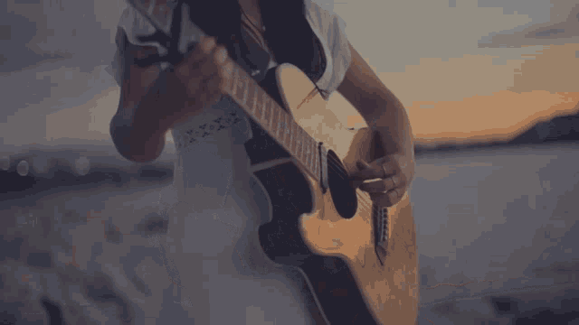 Tocar La Guitarra Ale Aguirre GIF - Tocar La Guitarra Ale Aguirre Aprendiz GIFs