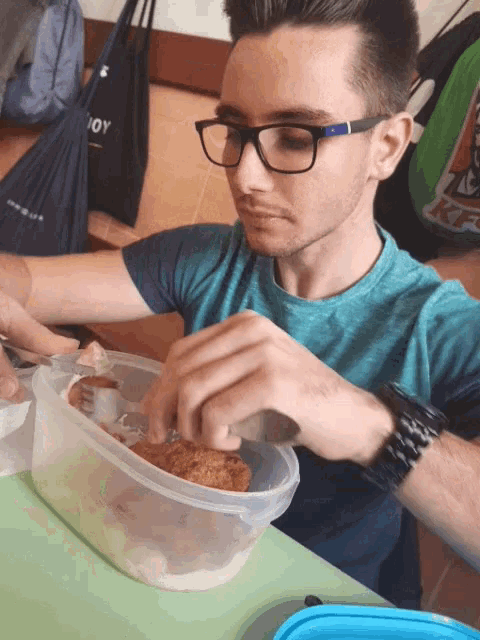 Karadi Eszinusz GIF