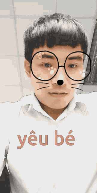 a man wearing glasses and a shirt that says yêu bé